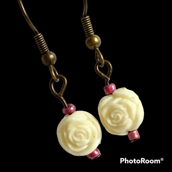 Vintage White Cream Rose Bud Flower Earrings Gold Brass Tone Dainty Carved Beads - Picture 2 of 12
